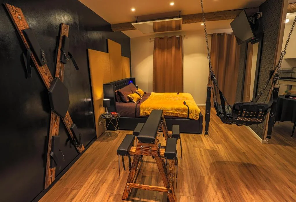La loveroom bdsm grassoise 'La chambre des désirs'