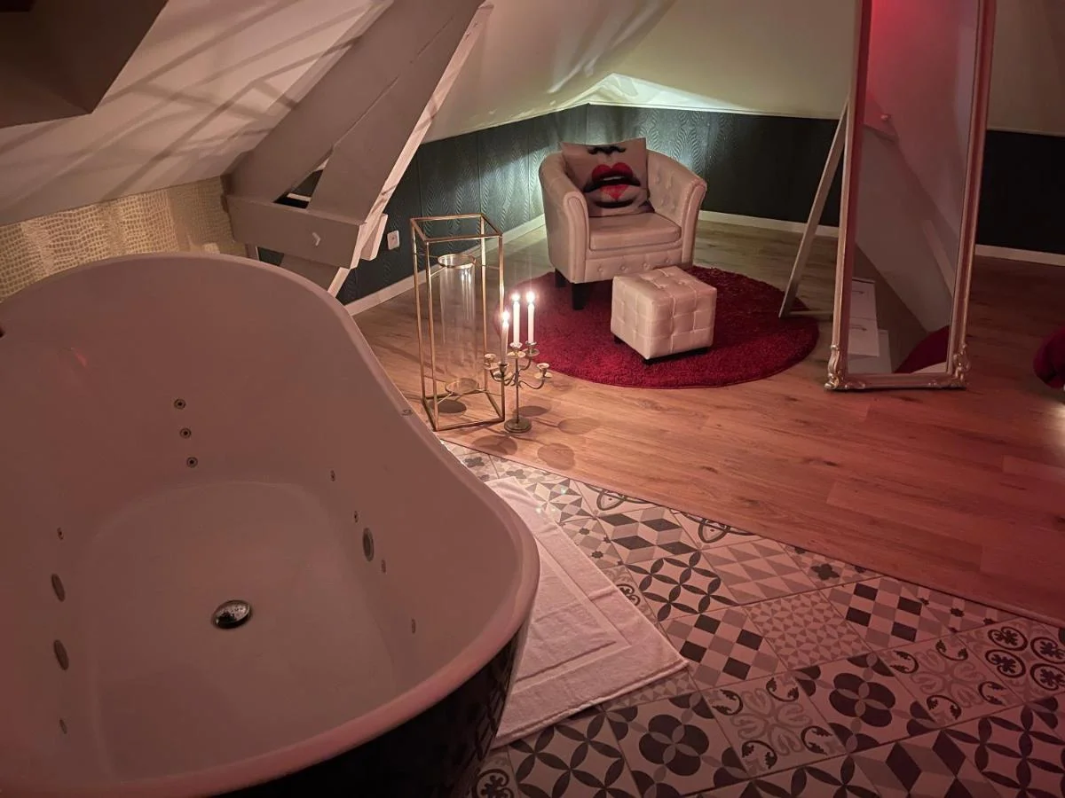 Redroom Loveroom Chambre Spa privative Insolite Thème 50 nuances de grey