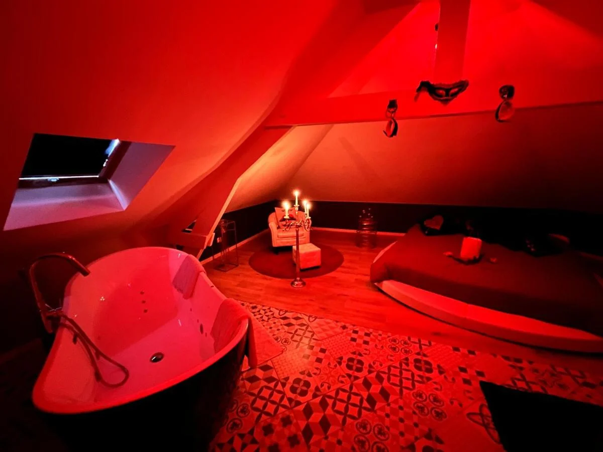 Redroom Loveroom Chambre Spa privative Insolite Thème 50 nuances de grey