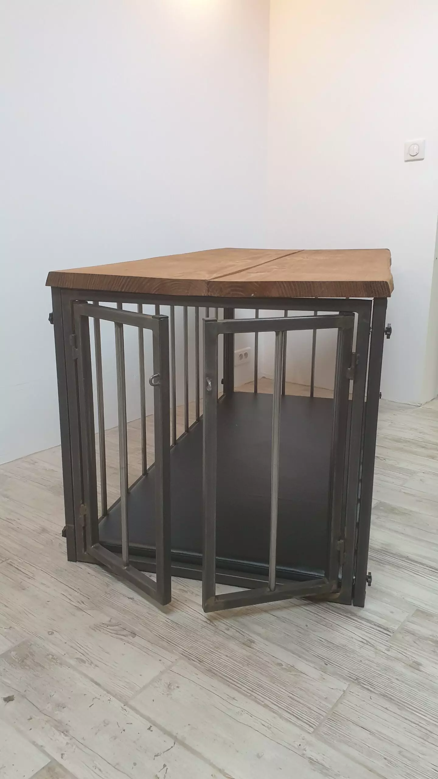 cage bdsm avec plateau bois 3