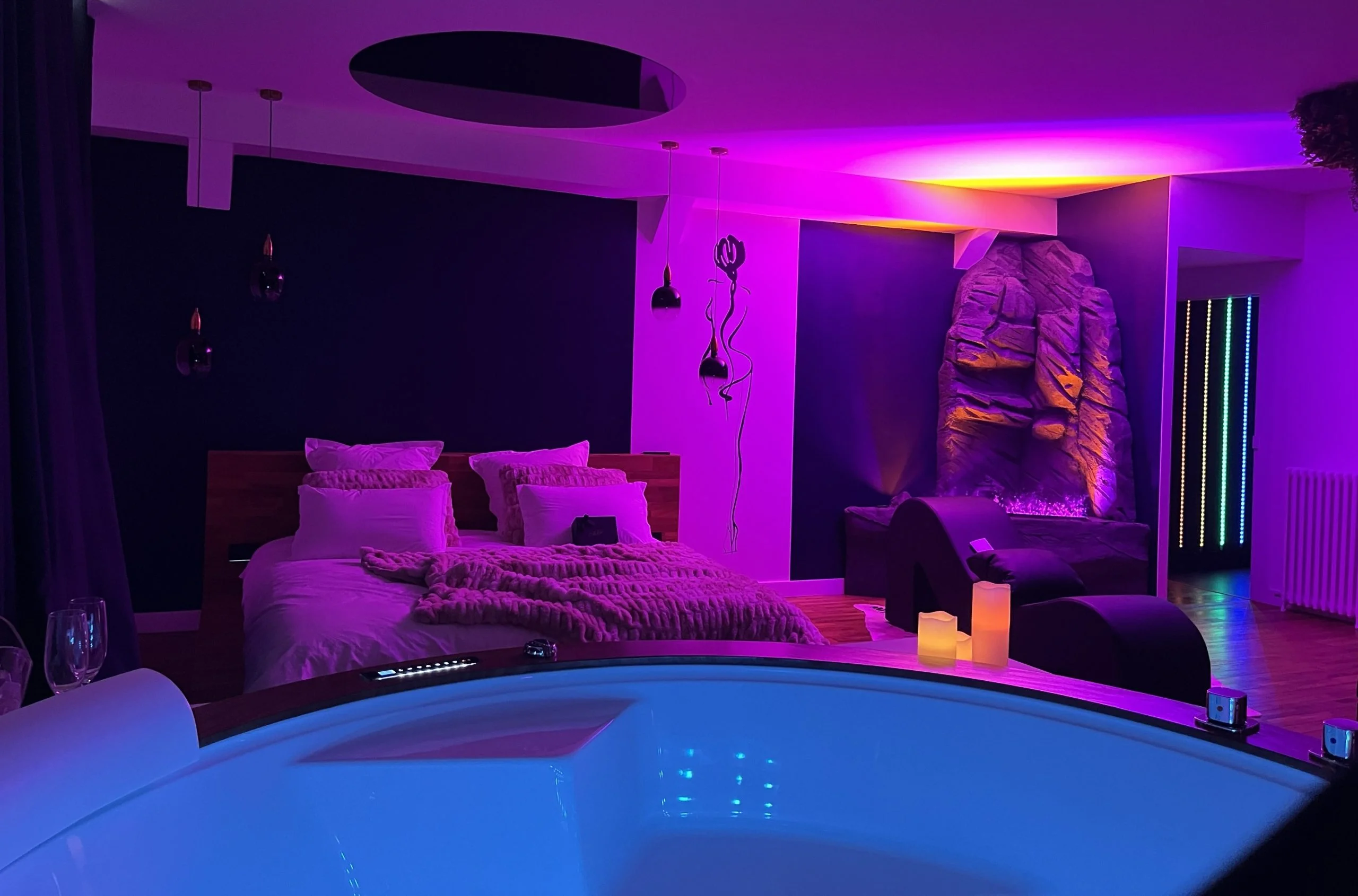 Le Double L — Nuit Insolite en Amoureux | Jacuzzi Privatif à Cholet