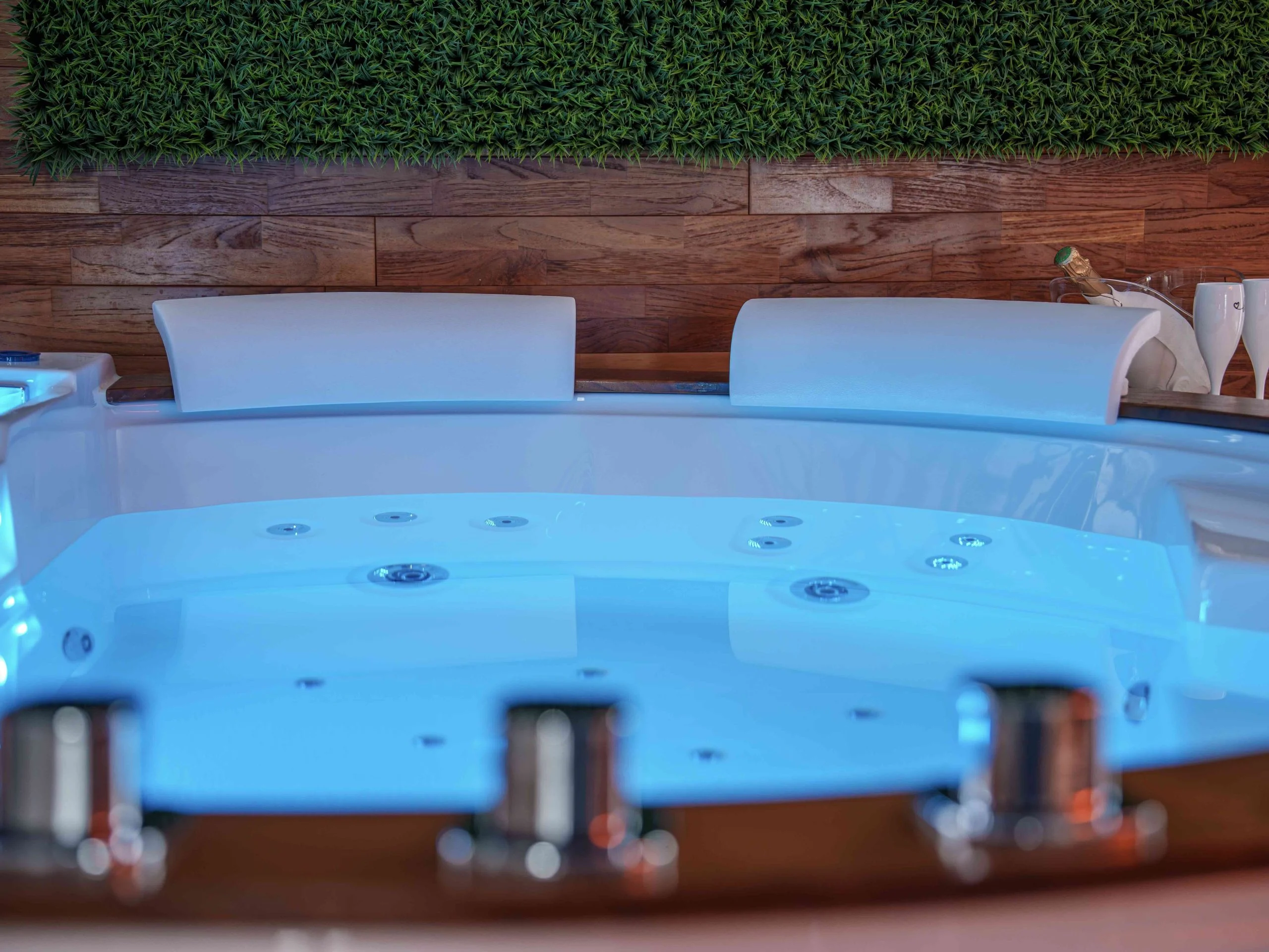 Le Double L — Nuit Insolite en Amoureux | Jacuzzi Privatif à Cholet