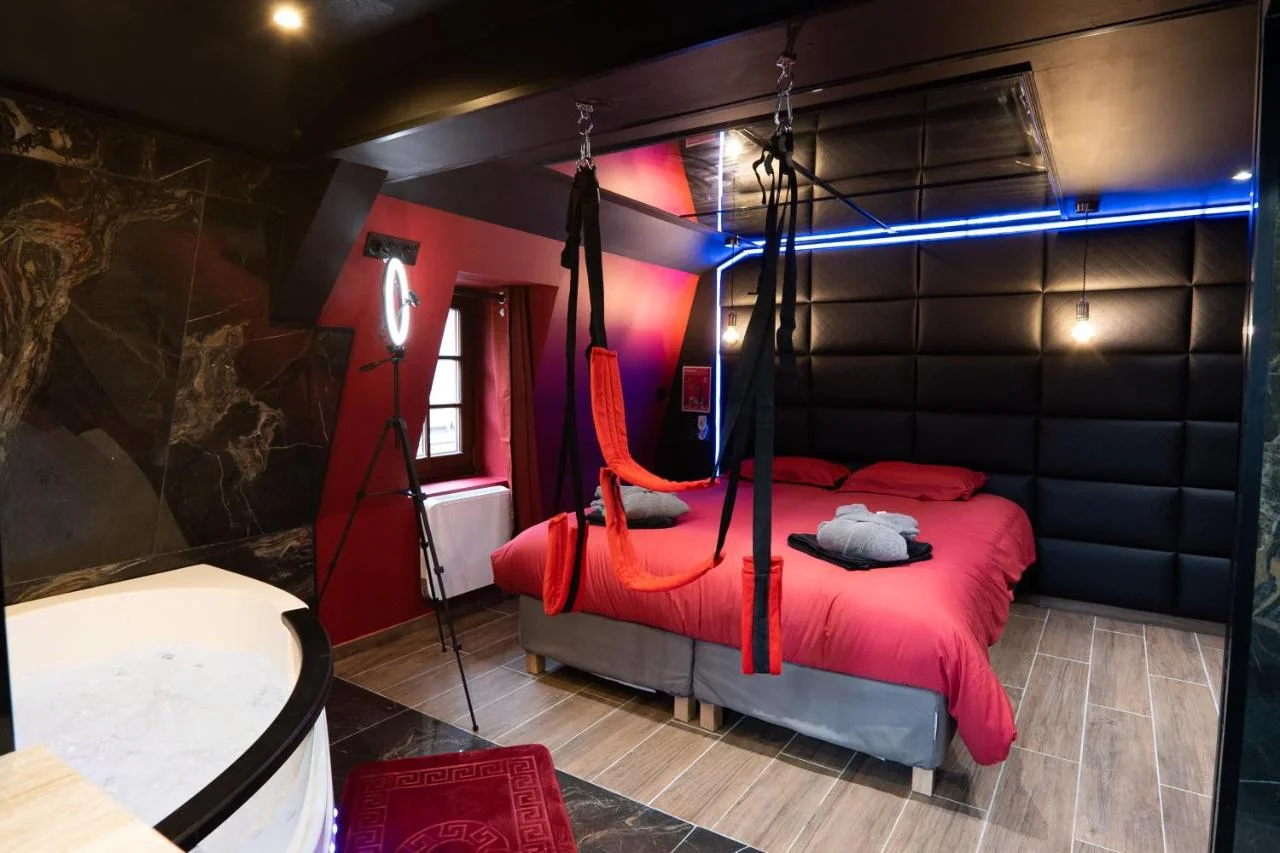 Capsule Secret - Jacuzzi - Netflix & Home cinéma - Jeux de couple - Barre de pole dance