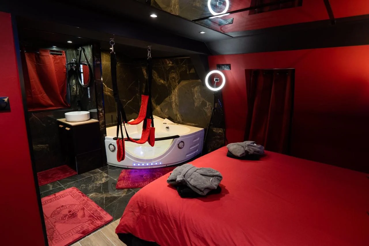 Capsule Secret - Jacuzzi - Netflix & Home cinéma - Jeux de couple - Barre de pole dance