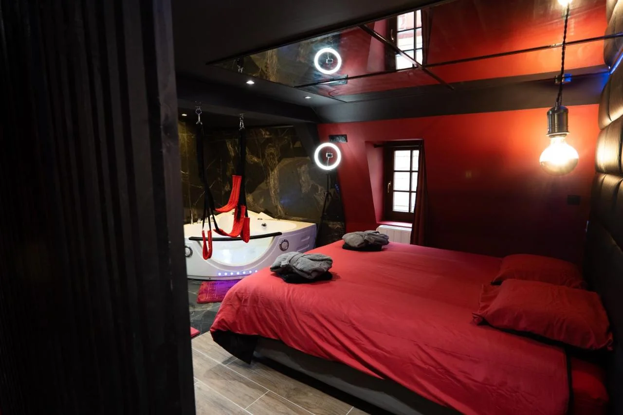 Capsule Secret - Jacuzzi - Netflix & Home cinéma - Jeux de couple - Barre de pole dance