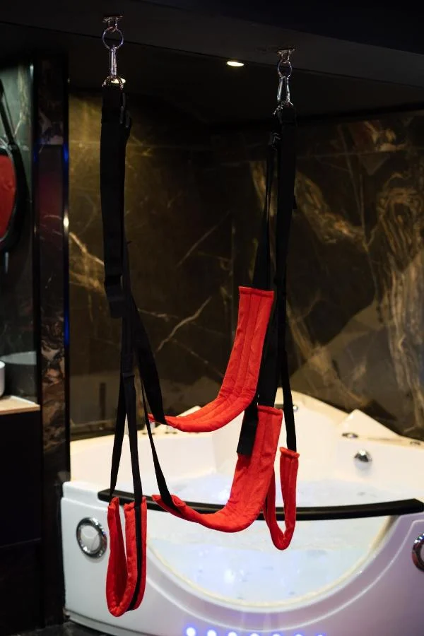 Capsule Secret - Jacuzzi - Netflix & Home cinéma - Jeux de couple - Barre de pole dance