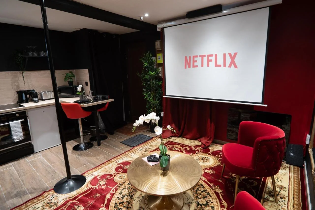 Capsule Secret - Jacuzzi - Netflix & Home cinéma - Jeux de couple - Barre de pole dance