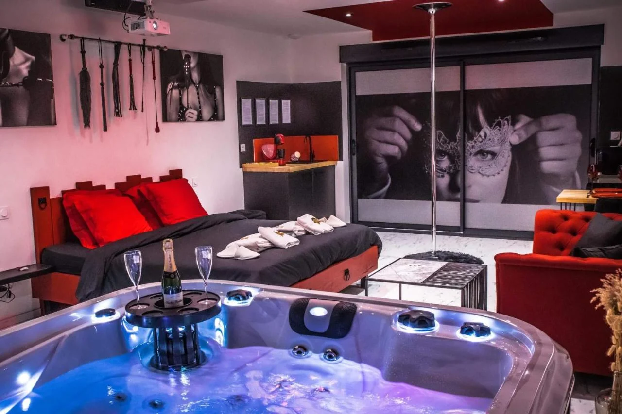 Loveroom Very Good Trip chambre avec jacuzzi privatif