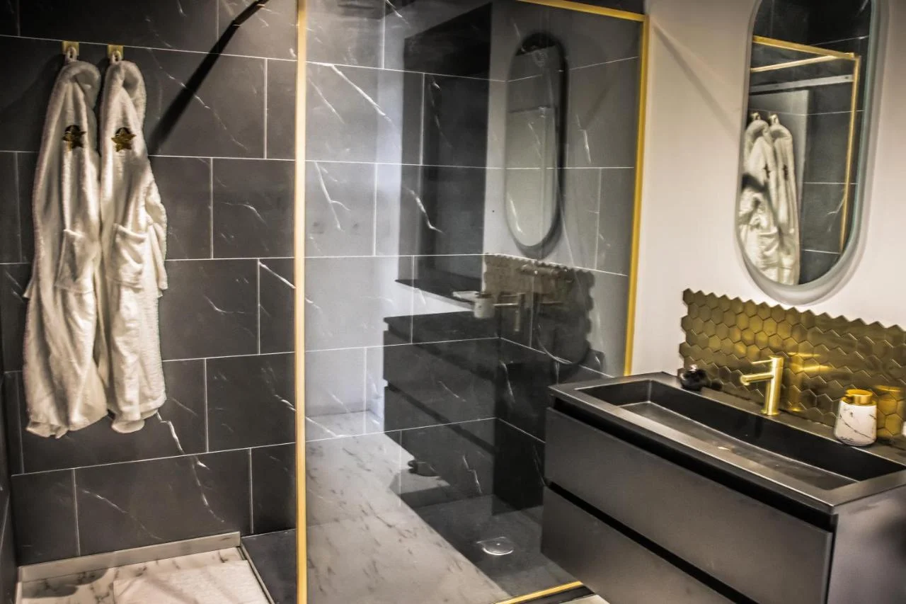 Loveroom Very Good Trip chambre avec jacuzzi privatif