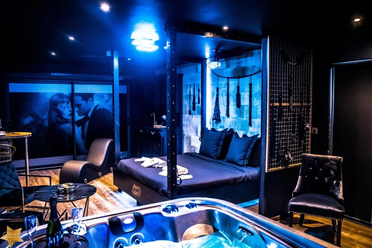 Loveroom Very Good Trip chambre avec jacuzzi privatif