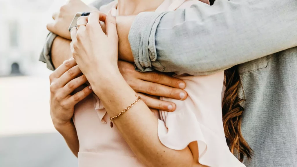 Les Bienfaits du câlin au sein du couple