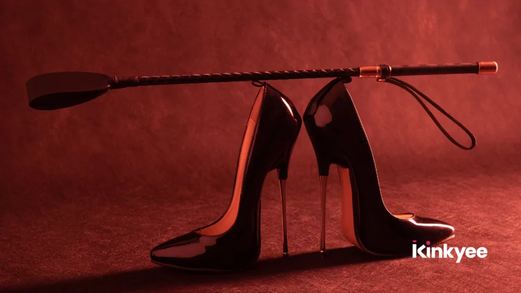 10 accessoires incontournables pour un kit BDSM de voyage !