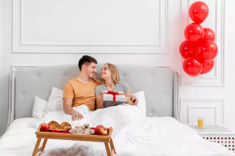 couple love room 685397bf956f3