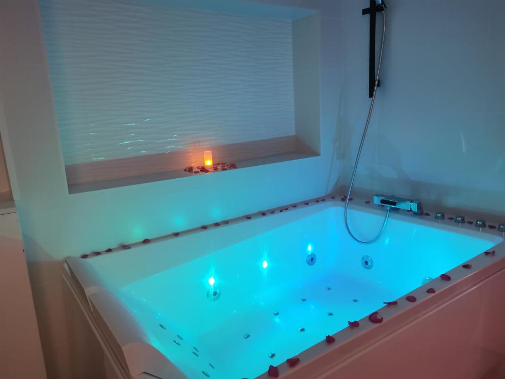 LOVE ROOM PERPIGNAN avec JACUZZI PRIVATIF