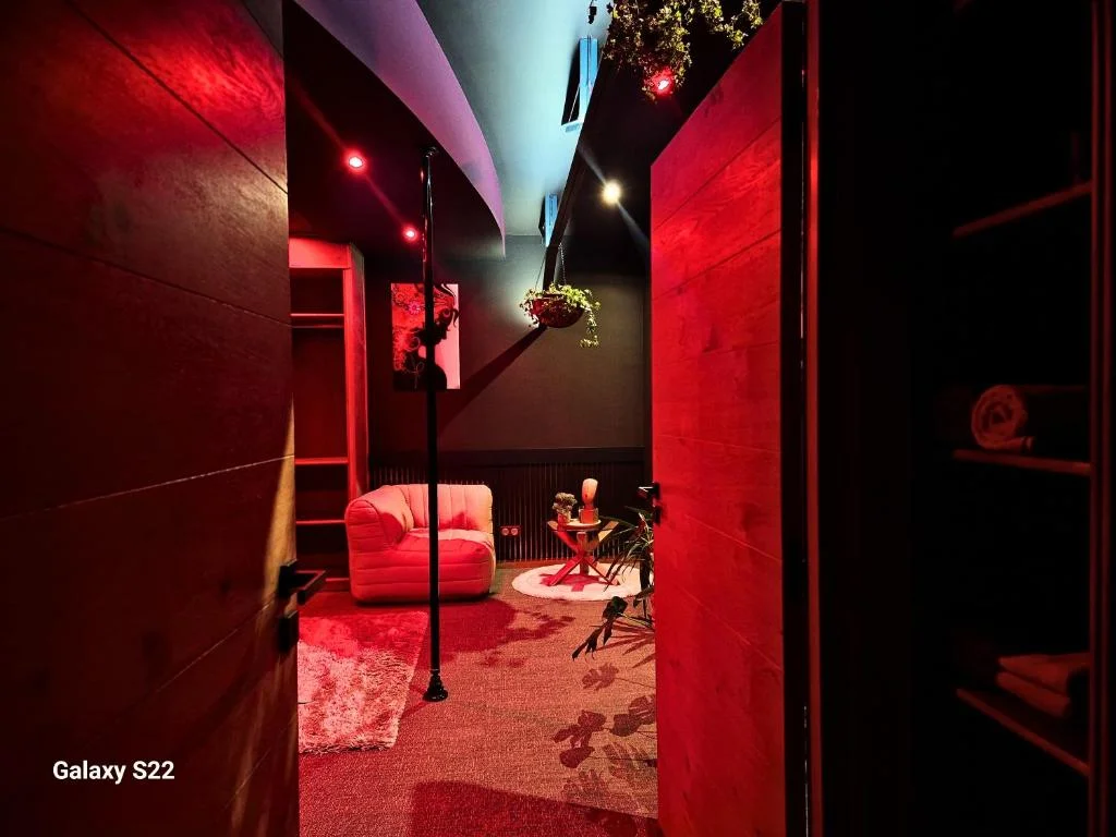 AKA LOVE ROOM