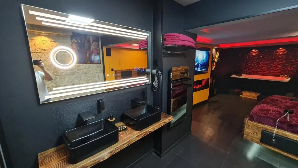 LOVEROOM 'Des Chaines Les Passions'