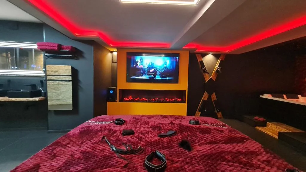 LOVEROOM 'Des Chaines Les Passions'