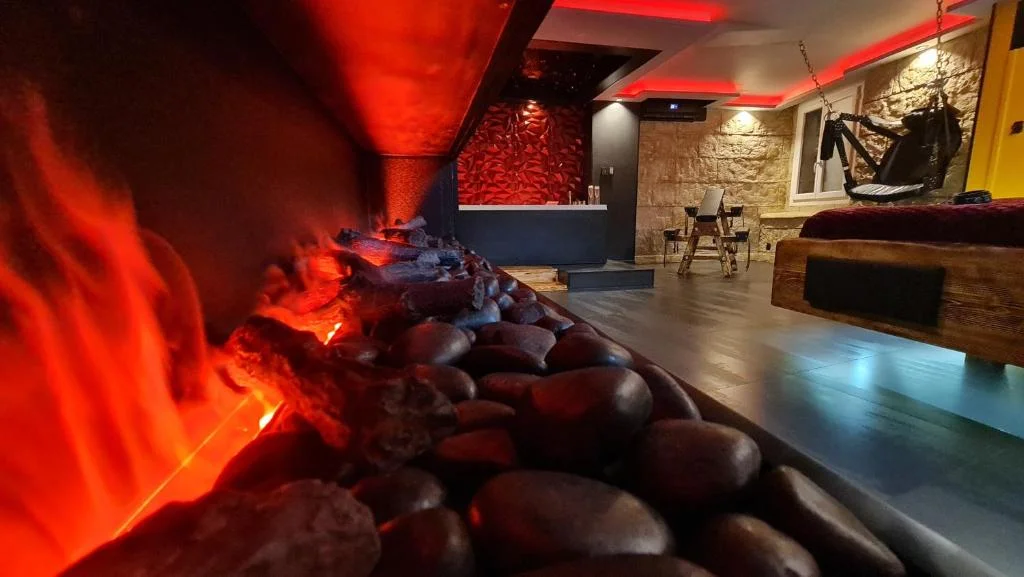 LOVEROOM 'Des Chaines Les Passions'