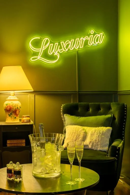 Love Room chez Luxuria – Hébergement Romantique à Avignon