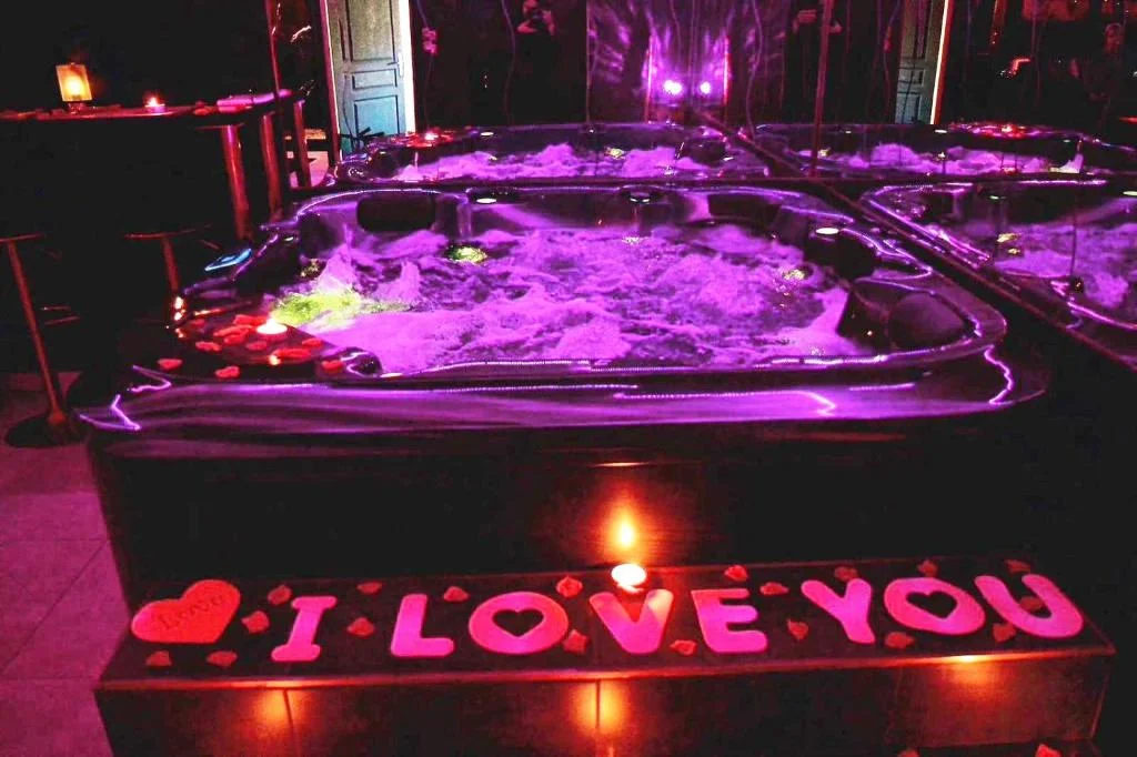 Suite Romantique Jacuzzi & Sauna privé
