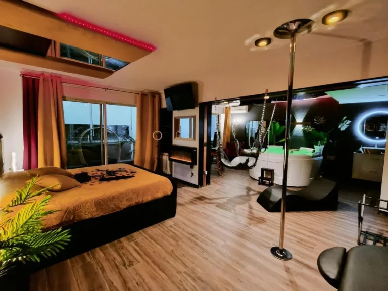 La loveroom bdsm de Nice ' la chambre luxe des désirs', photo 2