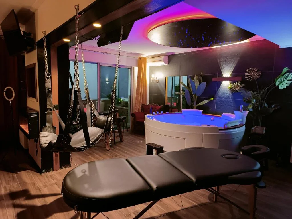 La loveroom bdsm de Nice ' la chambre luxe des désirs'