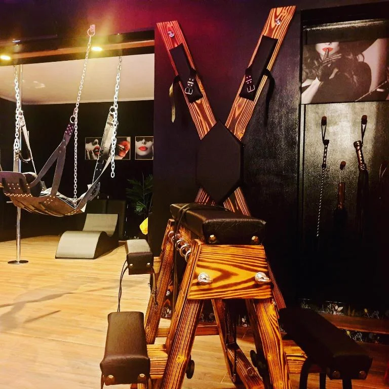 La loveroom bdsm de Nice ' la chambre luxe des désirs'