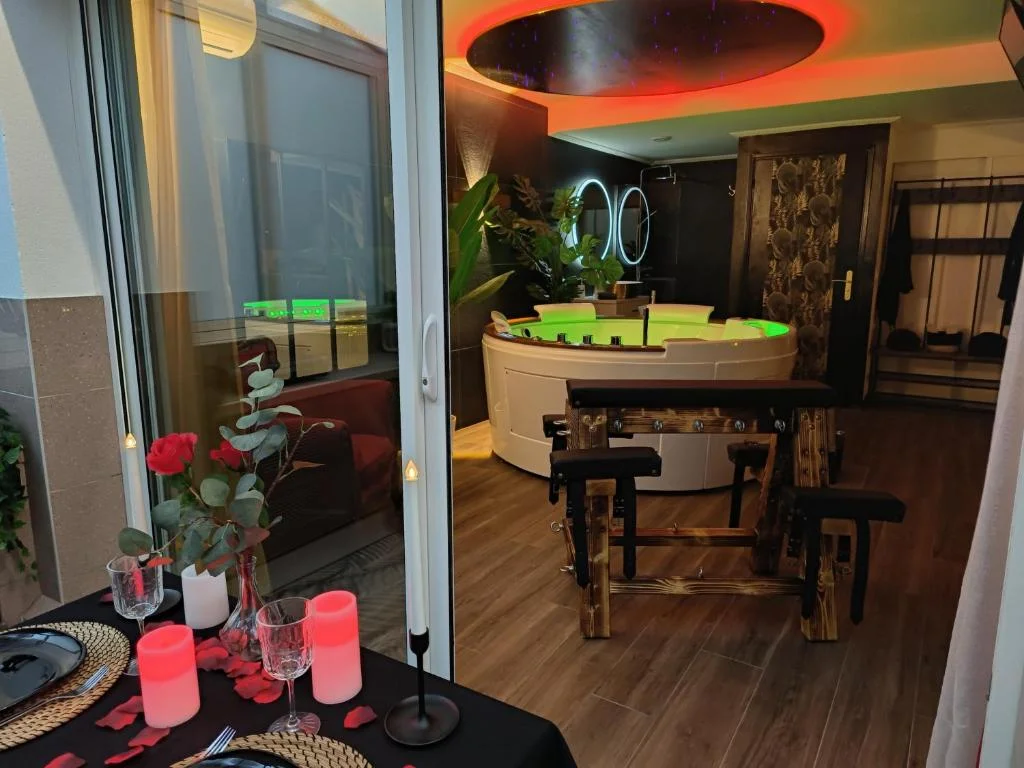 La loveroom bdsm de Nice ' la chambre luxe des désirs'