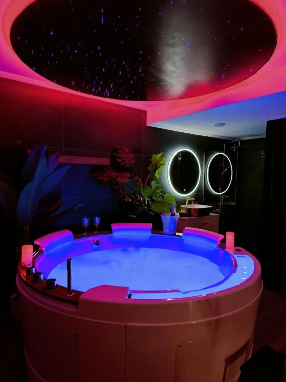 La loveroom bdsm de Nice ' la chambre luxe des désirs'