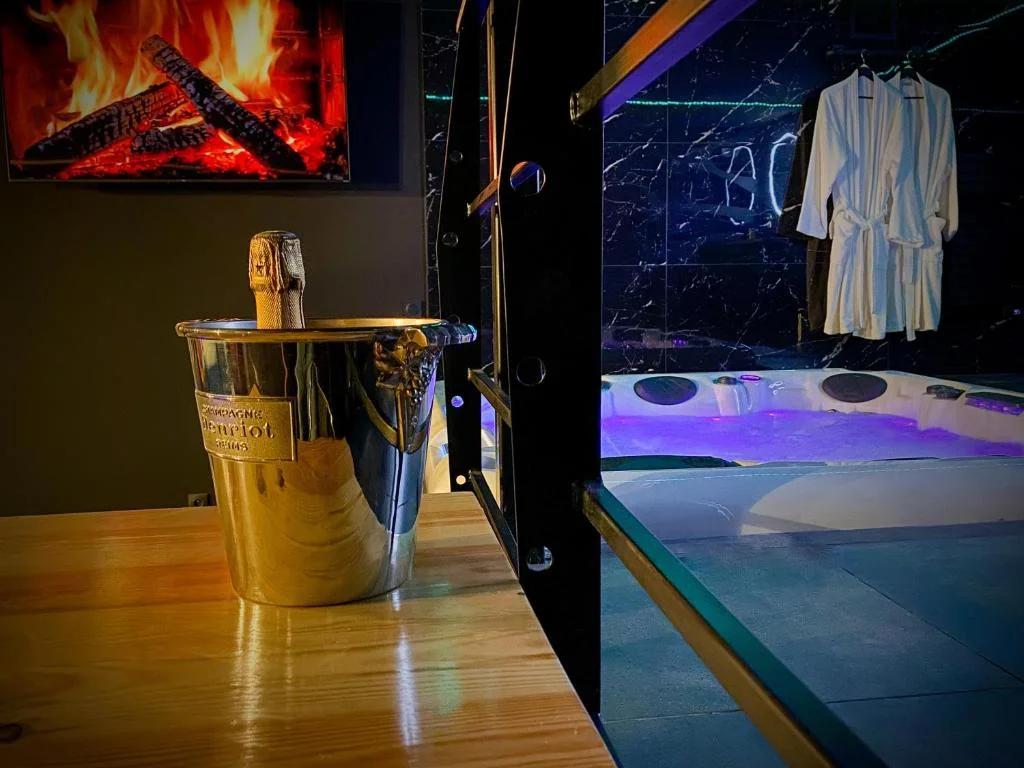 Loveroom avec jacuzzi 01