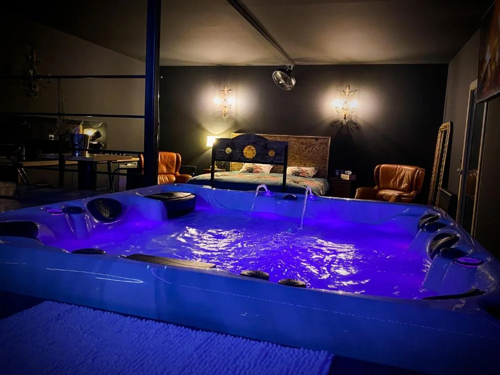 Loveroom avec jacuzzi 01