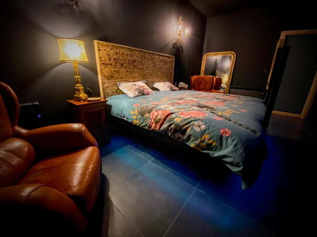 Loveroom avec jacuzzi 01