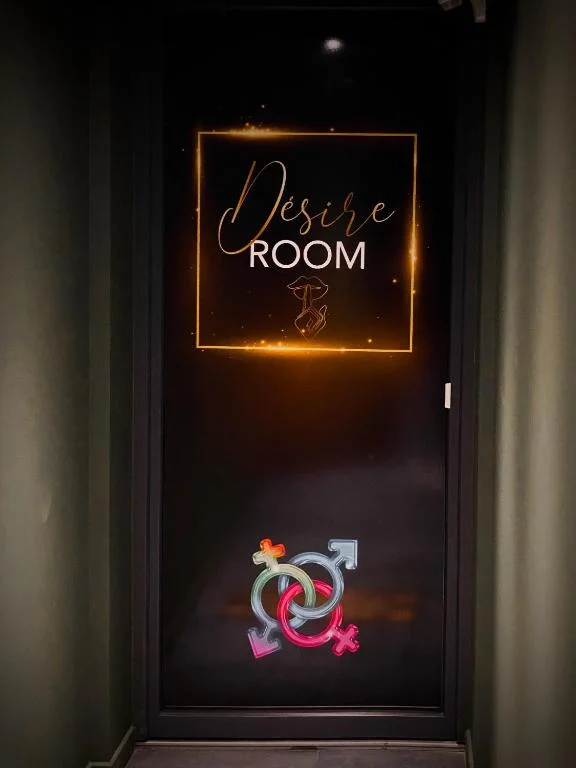 Loveroom avec jacuzzi 01