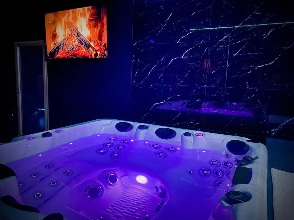 Loveroom avec jacuzzi 01