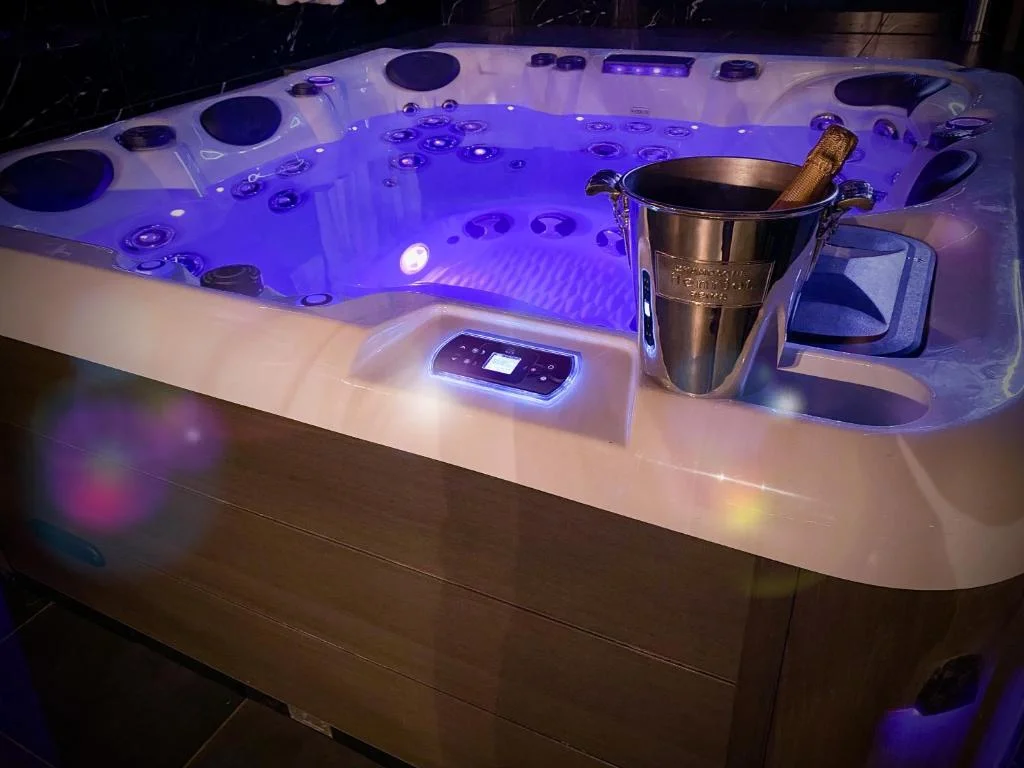 Loveroom avec jacuzzi 01