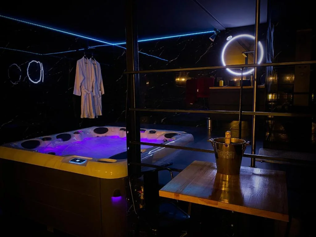 Loveroom avec jacuzzi 01