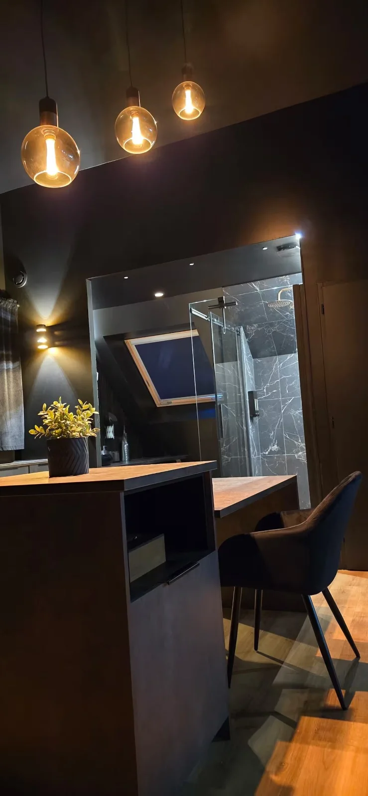 Love Room- jacuzzi-parking privé- La Black Suite