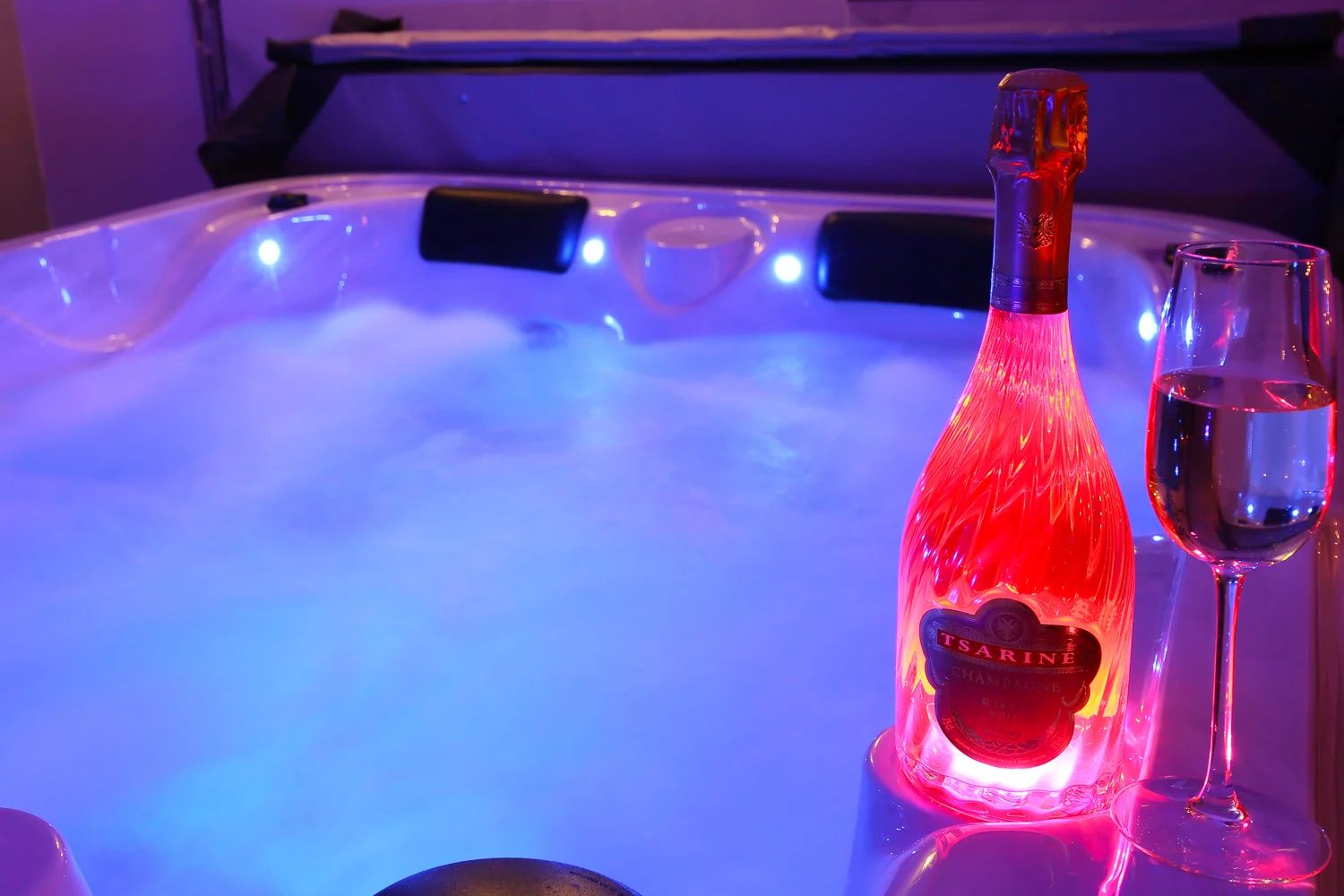 Villa lovenight jacuzzi spa et pièce secrète 50 nuances de Grey