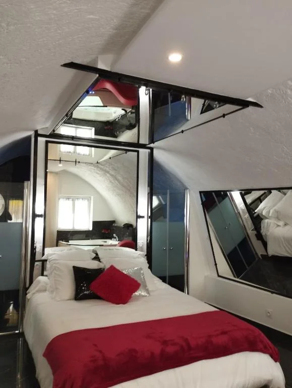 Suite Miroir – Love Room avec Jacuzzi Privatif | Séjour Romantique