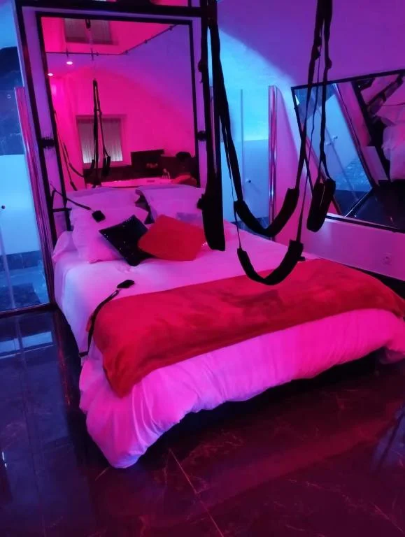 Suite Miroir – Love Room avec Jacuzzi Privatif | Séjour Romantique