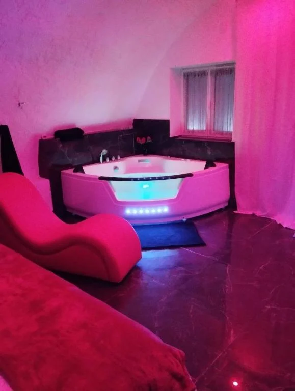 Suite Miroir – Love Room avec Jacuzzi Privatif | Séjour Romantique