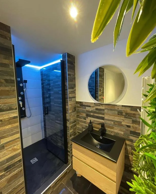 Love room: Aux plaisirs des sens jacuzzi privé