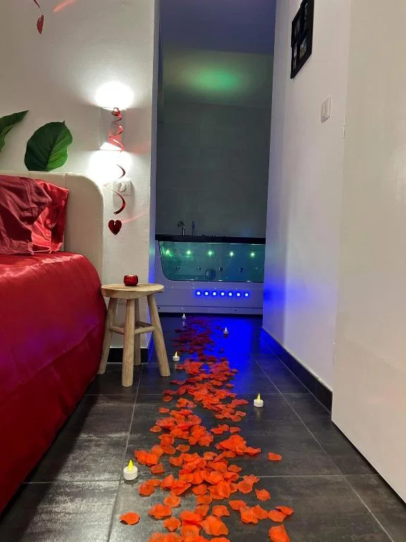 Love room: Aux plaisirs des sens jacuzzi privé