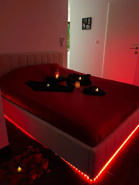 Love room: Aux plaisirs des sens jacuzzi privé