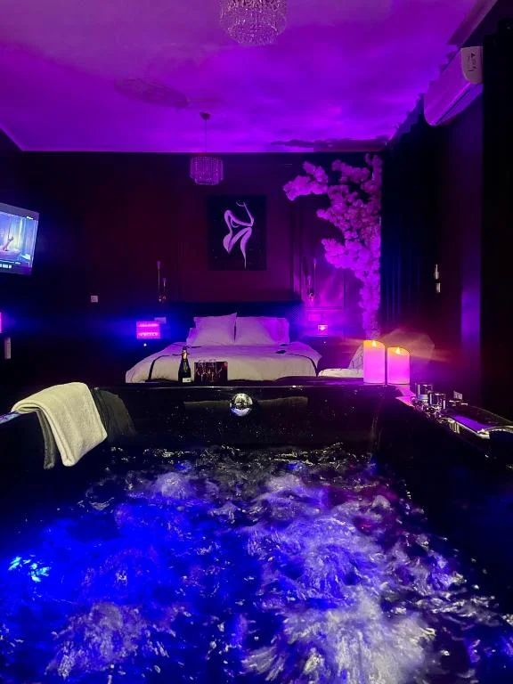 Suite romantique avec balnéo et jeux coquins – escapade sensuelle