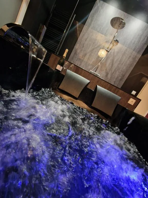 Suite romantique avec balnéo et jeux coquins – escapade sensuelle