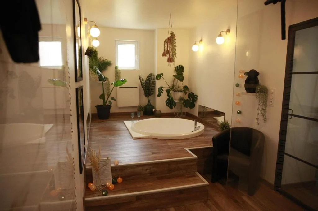 Loveroom atypique en duplex avec balnéo ronde et secret'room
