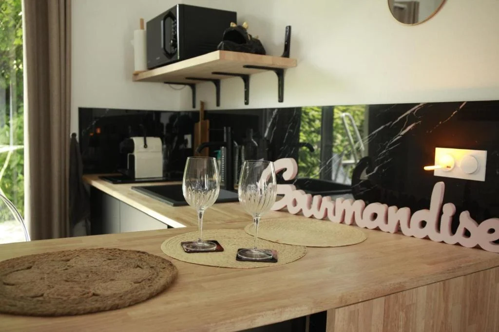 Loveroom atypique en duplex avec balnéo ronde et secret'room