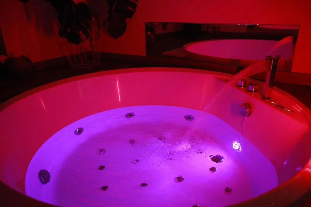 Loveroom atypique en duplex avec balnéo ronde et secret'room