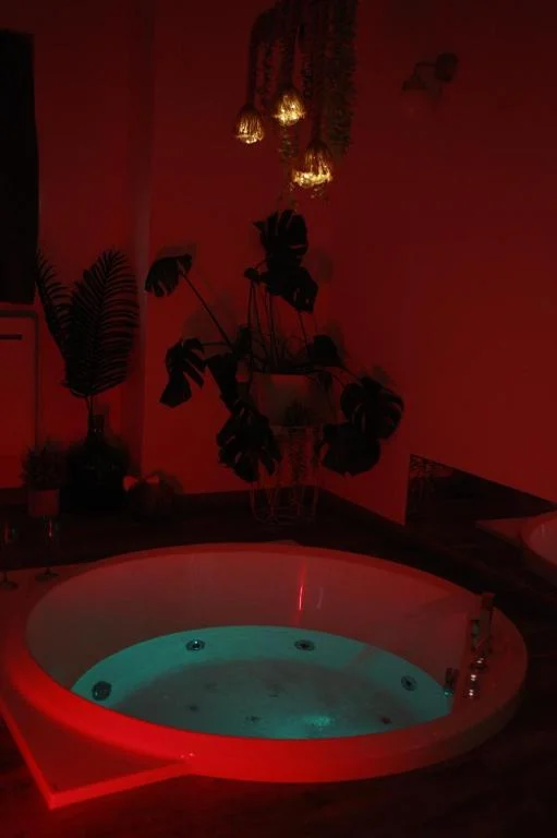 Loveroom atypique en duplex avec balnéo ronde et secret'room